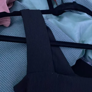 New YORKER  - Ett svart enkwlt linne kort med tjocka ärmar men det fastnat ludd på den men arnas jätte fin