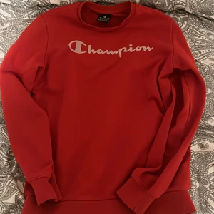 Champion sweatshirt  - Röd champion sweatshirt. Storlek XL/13-14 barn. Passar tajt xs också. 