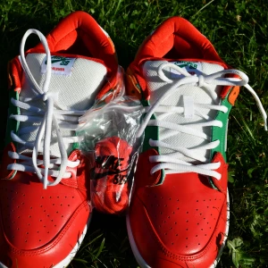 7-ELEVEN Nike Sb Dunks - Säker mina Nike Sb 7-Eleven skor. Köpte in dem för 12 000 på auktion för ungefär 4 månader sedan. Kan inte skicka med boxen pga sålde mina gamla skor i den. Har du frågor eller är intresserad av fler bilder så kan du kontakta mig via 076-317 44 61                                                                        Mvh Jonathan.