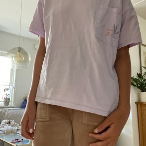 Oversize t-shirt  - En lila tröja som kommer från zara.  I bra skick💕 har ett tryck på fickan där det står ”enjoy the way”