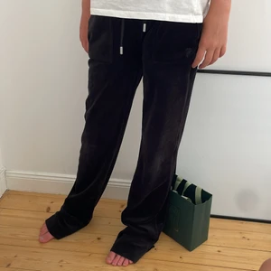 Byxor - Snygga juicy byxor i färgen svart💕💕