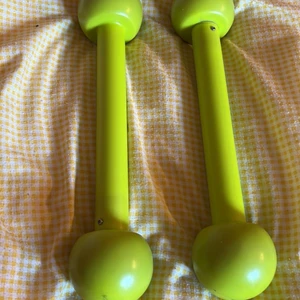 Det är tränings zumba  - De är gul/grön färg på dom längd 35cm bredd 5-8 cm Kostar 80 orginal priset är 170kr 2 månader gamlas och är knappt använd 
