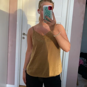 Gulligt linne - Gulligt linne från nakd med spets, står XL men tror de passa d mesta jag har vanligen M