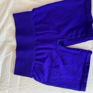 Helt oanvända NVGTN shorts i färgen cobalt, storlek XS. 