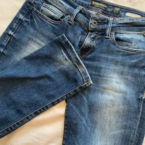 Snygga lågmidjade jeans som passar perfekt nu till höst😉❤️‍🔥. Köpta på sellpy (märket replay), men knappt använda därav säljer jag!
