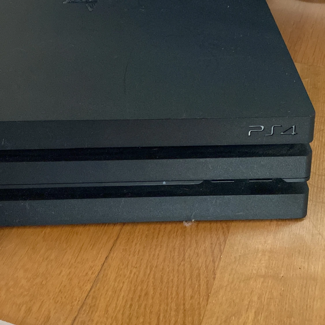 Säljer ett använda ps4 inga spel medföljer, säljes billigt  - 90