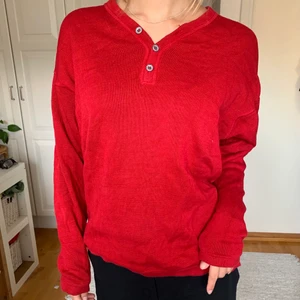 Calvin klein jeans tröja storlek L - Säljer denna snygga tjocktröja från Calvin Klein Jeans! Storleken är L men pssar även M eller om man vill ha den lite oversized. Bra skick. Frakt 66kr men kan även mötas upp💞⭐️