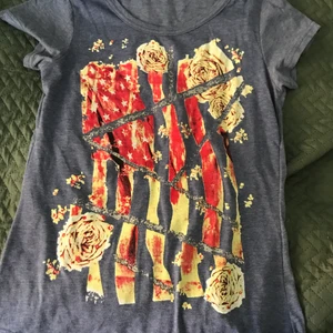 Tshirt  - Tshirt med lite y2k vibe! Super snygg men kommer inte till användning! Storlek 170 i barnstorlek men passar nog dig som har xs/s också!❤️ 