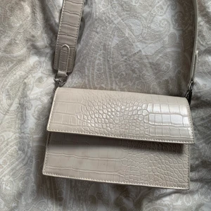 Väskor - Kommer tidigare från gina tricot, använd max 3 ggr. Den har inga defekter eller skavanker! Säljer den då jag var för snabb med att dra av lapparna😊