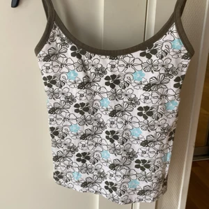 Blommig topp - söt topp som jag köpt här på plick som inte fått någon användning. Den är Insydd där bak av förra ”ägaren”. Priset är plus frakt