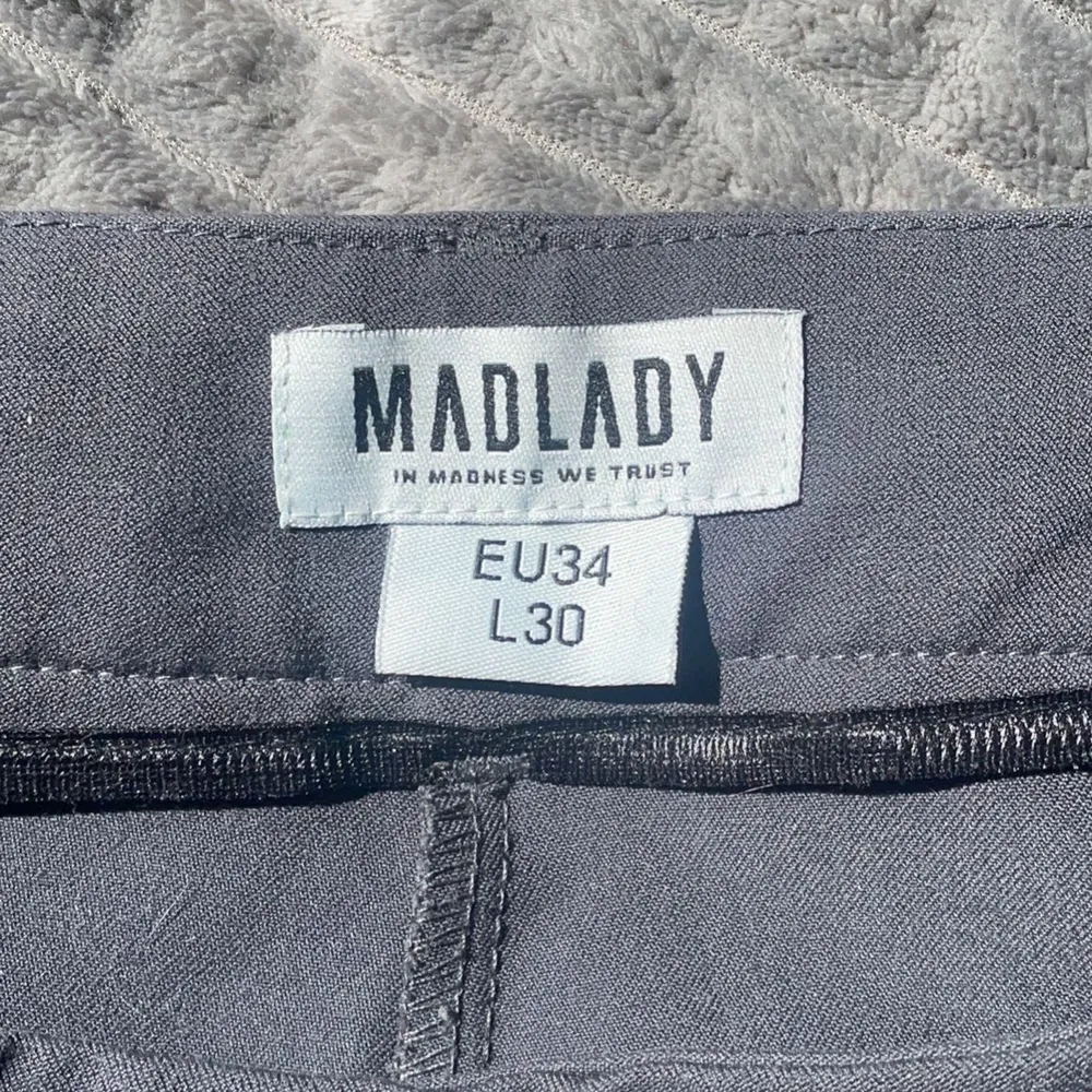Ett par gråa kostymbyxor med pressveck ifrån Madlady, bra skick. Storlek EU 34 - L 30 (frakt på 50kr tillkommer). Jeans & Byxor.