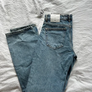 Zara Jeans - Aldrig använda!  I modellen Midwaist Straight Storlek 36, tyvärr för långa på mig som är 158💗 Kan mötas upp i Malmö annars står köpare för frakt!