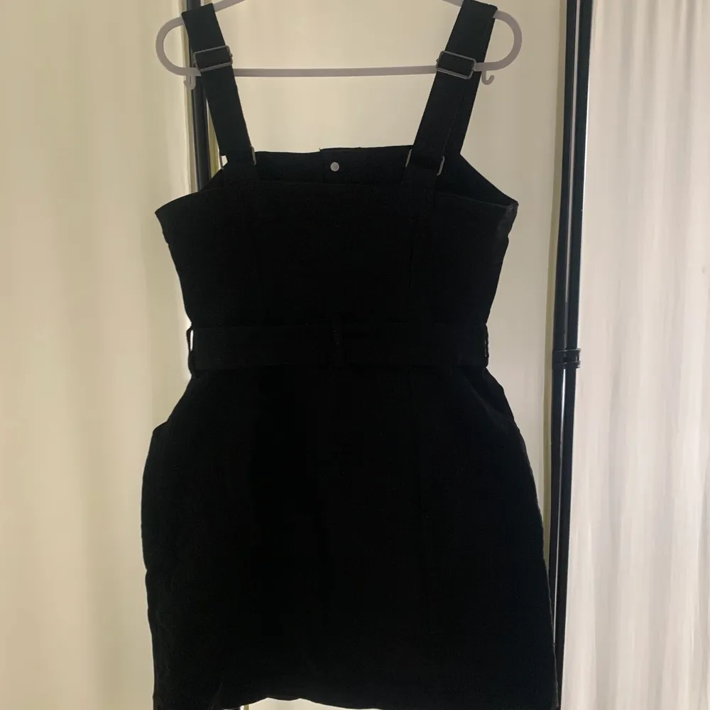 Fin svart kjol från H&M har haft den på mig en gång och har sedan dess legat i garderoben. Storlek 38, perfekt kvalite och är nästan som ny. Den är gjord av jeans-lik material men är väldigt bekväm att ha på sig.  . Klänningar.