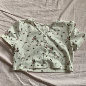 Oanvänd topp till salu - Oanvänd topp med blommor på säljes