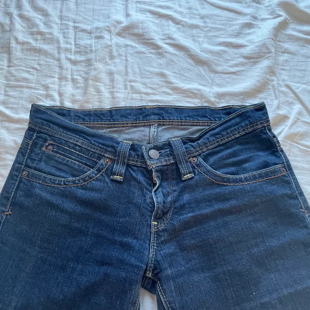 Lågmidjade Levis jeans, straight leg. Köpta på secondhand och vet därför inte exakt storlek men på lappen står de ”w32” å de passar storlek S Och även storlek XS. 💕 Högsta bud gäller. . Jeans & Byxor.