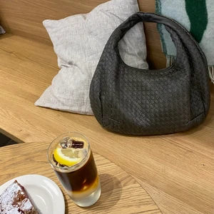 Bottega veneta grey leather vintage  - Bottega veneta Gray Leather Vintage. Mått W45,H30,D4cm. Kan skickas flera bilder vid intresserad. Kontrollerad av Vestiaire.  Finns ute på Vestiaire,Tradera och Plick. Vill man betala med klarna så det går bra att köpa vid Vestiaire. När du köpte våra väs