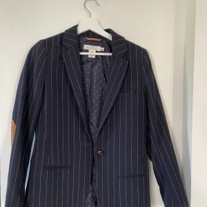 Pinstripe blazer från H&M - Säljer denna pinstripe blazer från H&M. Använd ett fåtal gånger🤍 
