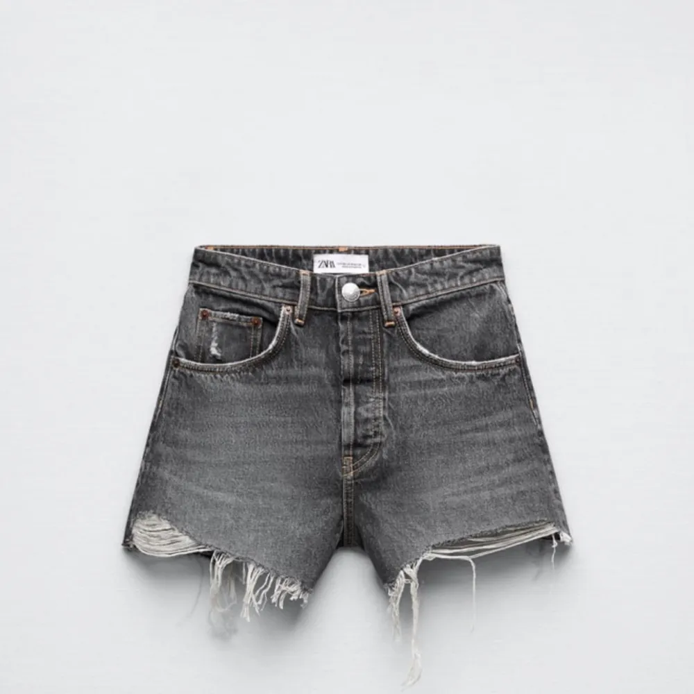 Säljer helt nya zara jeans shorts ! Använda 1 gång så dem är i ny skick 💓💓hör av er vid intresse 💓. Shorts.