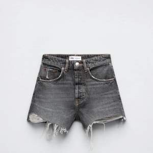 Säljer helt nya zara jeans shorts ! Använda 1 gång så dem är i ny skick 💓💓hör av er vid intresse 💓