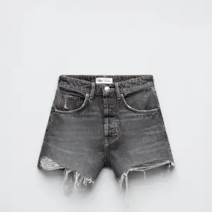 Säljer helt nya zara jeans shorts ! Använda 1 gång så dem är i ny skick 💓💓hör av er vid intresse 💓