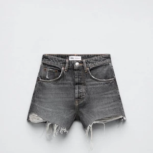 Zara jeans shorts  - Säljer helt nya zara jeans shorts ! Använda 1 gång så dem är i ny skick 💓💓hör av er vid intresse 💓
