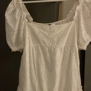 Klänning - Jätte fin populär klänning från Hm, används inte längre och därför säljs💕Jag är 167 sitter bra i längden💕