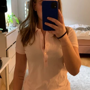 Lacoste piké  - Säljer denna fina piké från Lacoste då den inte kommer till användning längre, köparen står för frakt 💘 tryck inte på köp direkt 