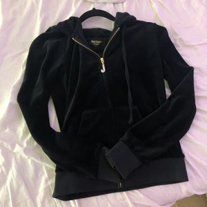 Juicy Couture hoodie - Svart juicy hoodie i luxe velour varianten(extra mjuk!) guldfärgad dragkedja med strass, inget tryck på ryggen. Köpt på Raglady för ca 1200kr. Sparsamt använd så i mycket fint skick. Frakt 66kr spårbart. För frågor elr fler bilder skriv!