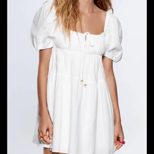 Klänning  - Så fin sommarklänning från Zara. Köpte för några månader sedan men har ej kommit till användning 💕