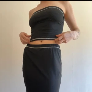 Set  - Superfint svart set men tub topp och en maxikjol 💕 kan bäras lågmidjat och högmidjat. Säljer vid bra bud 