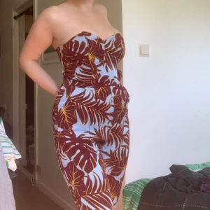 Byxdress - Så snygg byxdress som är strapless! Kompletterar kurvorna och har så snyggt print🌴🌴 Är storlek XS, för liten för mig. Hoppas den passar dig🥰