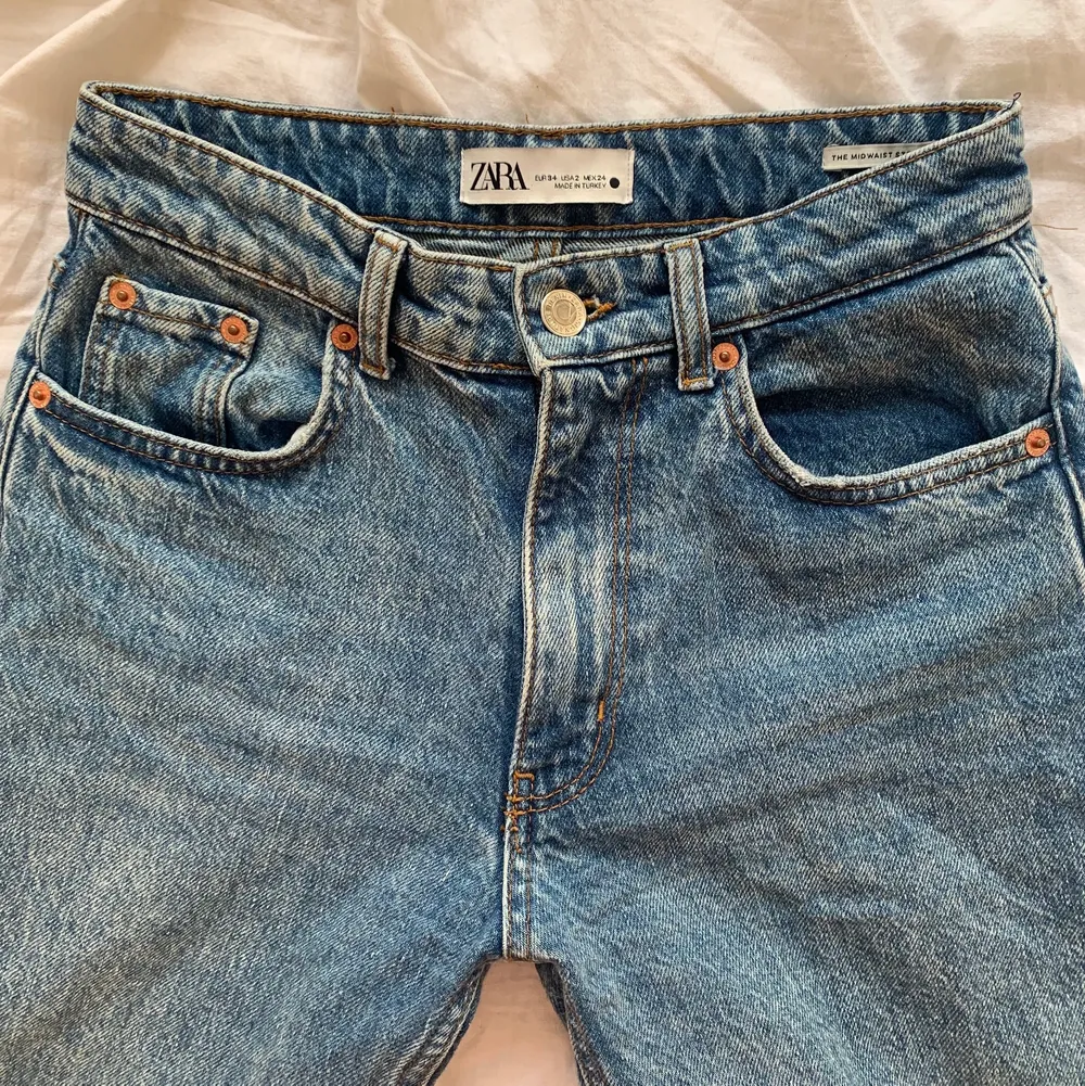 Säljer dessa jeans från zara som är lite små för mig. . Jeans & Byxor.