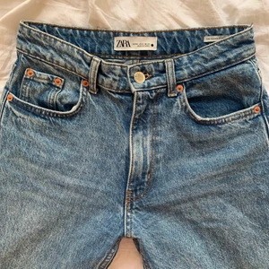 mid Rise zara jeans  - Säljer dessa jeans från zara som är lite små för mig. 