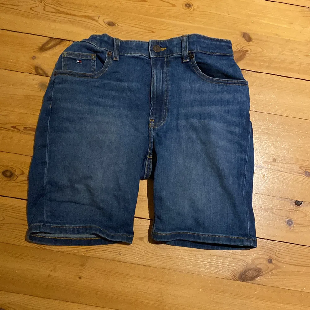 Tommy hilfiger jeansshorts i storlek 164 i nyskick, ordinarie pris 500kr . Shorts.