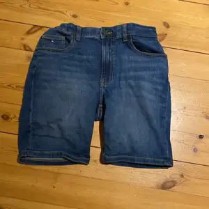 Tommy hilfiger jeansshorts i storlek 164 i nyskick, ordinarie pris 500kr 