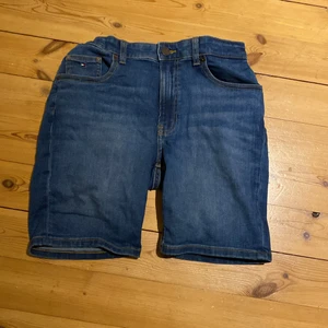 Tommy hilfiger - Tommy hilfiger jeansshorts i storlek 164 i nyskick, ordinarie pris 500kr 