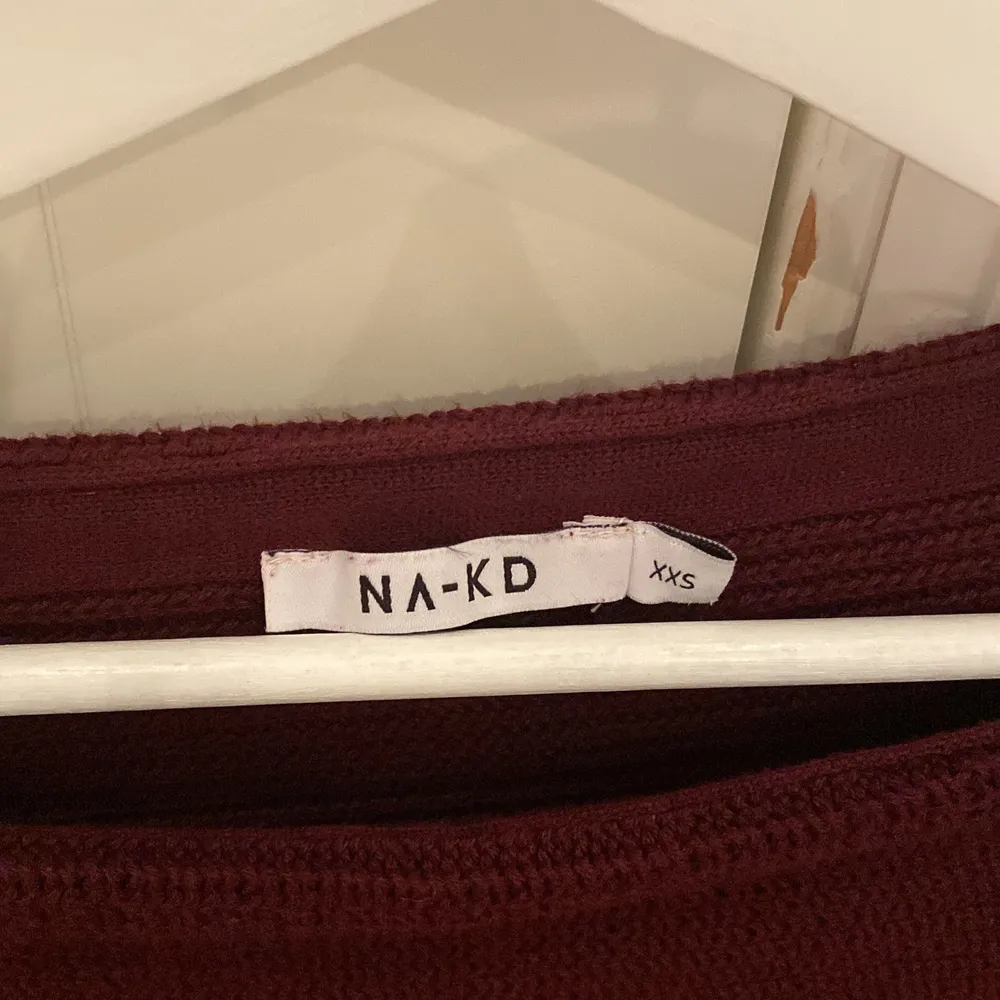 En snygg tröja från NA-KD som man kan ha med en kjol eller ett par byxor,jeans. Tröjor & Koftor.