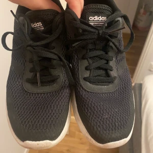 Adidas skor - Svarta adidas skor, 30,5, använd få gng, bra skick, 100kr