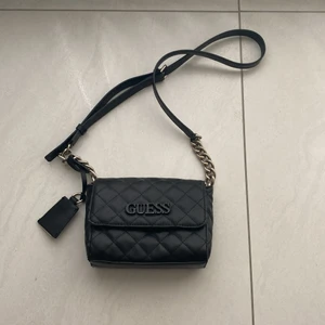 Guess väska  - Guess väska i svart,  färgen har försvunnit vid namnet lite underifrån men det går säkert att fixa🖤