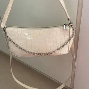 Väska  - En snygg väska från hm som man kan ha med typ vad som hälst med. Har bara använt några gånger