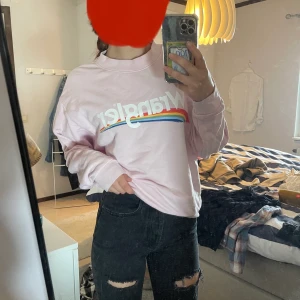Sweatshirt - Rosa sweatshirt från Wrangler. Använd fåtal gånger. Skriv privat för frågor 💕