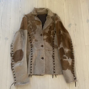 Santacroce jacka - Italiensk Santacroce skinnjacka gjord av hästhud. Coola knytnings vid ärmarna och och på framsidan. Aldrig använd och därför i toppskick!! Strl M. Köparen får stå för frakten (49kr)