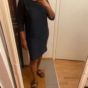 Lång blå klänning storlek L  - Lång blå klänning från Lindex. Väldigt bekväm. Bra för jobb och sommar 