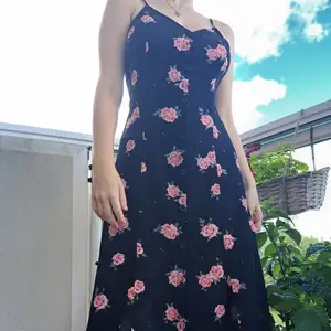 Vacker klänning i bra skick, på mig är den lång (är 160)