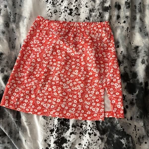 Kjol - Trendig kjol från Shein, aldrig använd. Strl 34/XS midjan är töjbar så kan passa en S med. Köparen står för frakt