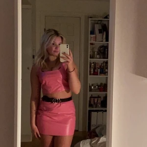 Matchande set - Ett jättegulligt rosa set i konstläder som bara har använts en gång. Passar mig som har storlek S-M. Från shein men helt slutsåld💘