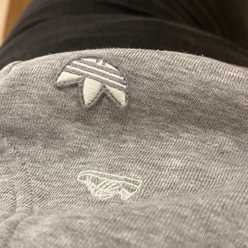 supersnygg grå Adidas zip up, trycket på hoodien är så galet coolt! adidas dojjor! säljer då den inte kommer till användning, frakt tillkommer ❤️❤️ kan sänka pris vid snabb affär!. Hoodies.