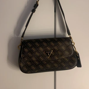 handväska  - äkta  nypris 1600kr