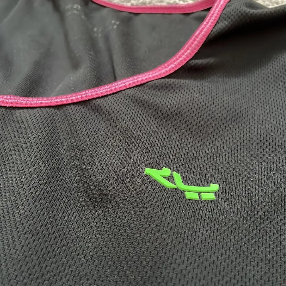 Svart träningströja med rosa hals och ett grön märke. Den är helt oanvänd!🥰. T-shirts.