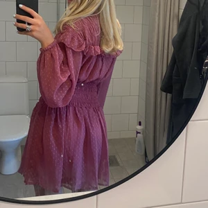 Boohoo klänning - Säljer denna nya klänning från boohoo pga att den är för stor för mig. Aldrig använt💖 Köptes innan sommaren för 250kr💖 Köparen står för frakten